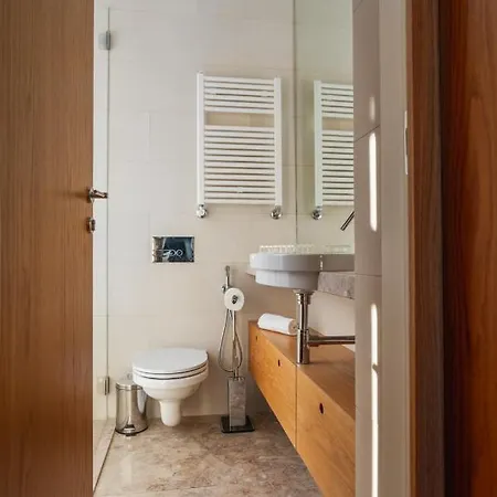 Victoria Luxury Apartment, Historic House Downtown